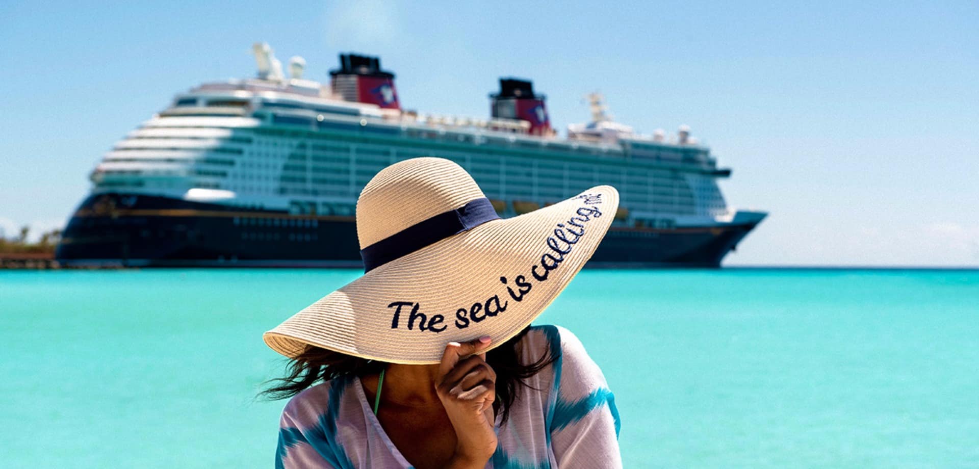 Disney cruise line disney castaway cay bahamas mulher de chapeu na praia